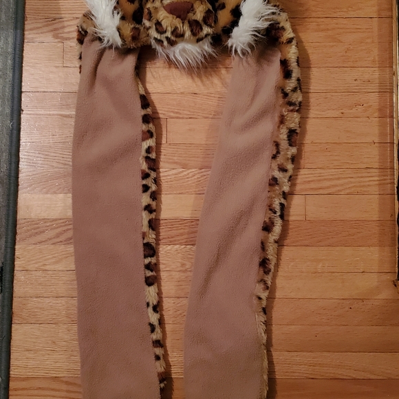 Leopard hat with built in scarf and mittens - Picture 3 of 6